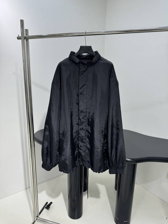 新品Fashion冲锋衣运动夹克 黑色科技府绸面料 廓形版型剪裁 隐藏式兜帽 正面饰以Fashion艺术作品印花 有意思的是 印花染料接近女孩指甲油的散粉Bli