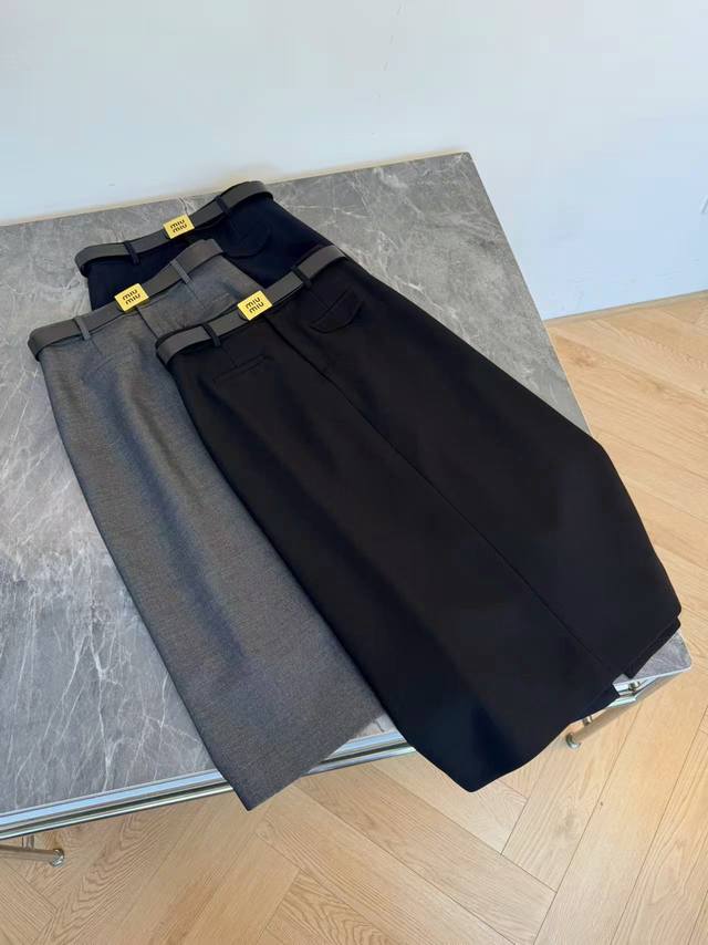 秋冬新款开叉半身裙 一款时髦精们毋庸置疑是必入收藏单品之一 挺括有型 穿着的身姿 体态自然 利落精湛的H线条剪裁 版型非常显瘦 包裹性很好 完美的修饰了腿部的线