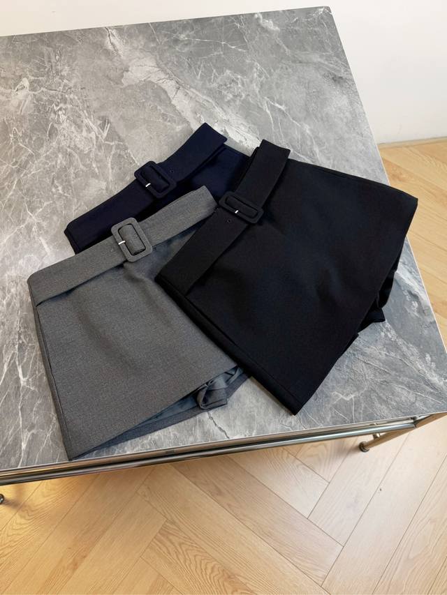 中高腰版型 能够有效拉长腿部线条 优化身材比例 腰间配有别致的宽腰带设计 腰带扣造型简约大方 不仅起到了收腰塑形的作用 更增添了几分干练利落的气质 让整体造型更