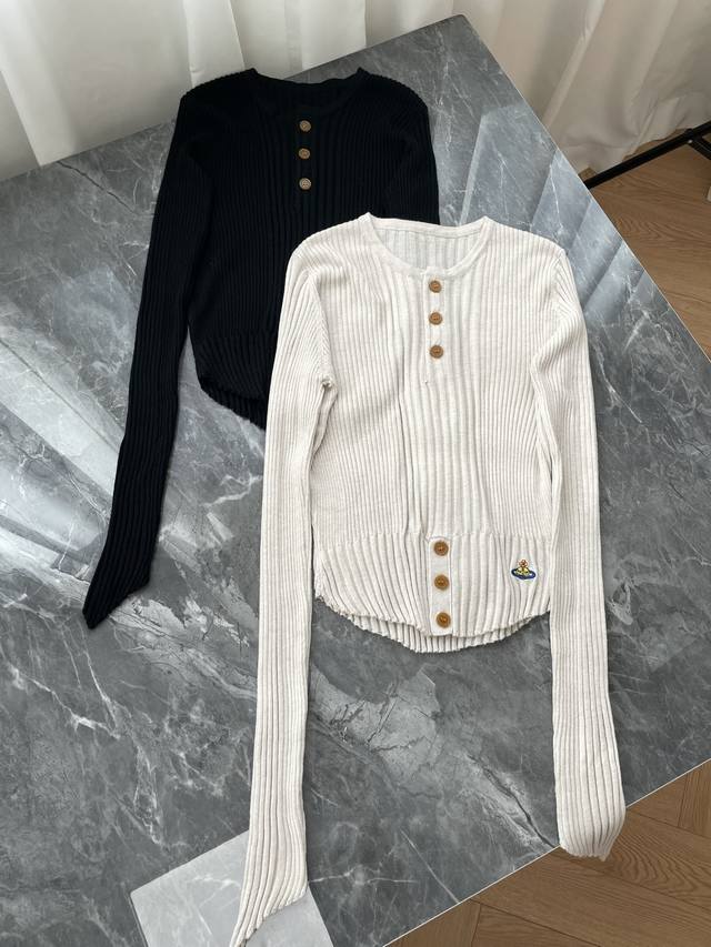 25新款 复古坑条针织开衫 甜酷与简约的风格交织 这款针织开衫以复古坑条工艺和细节设计为核心，将甜酷感与简约风巧妙融合，是打造多风格造型的百搭单品 2色3码数