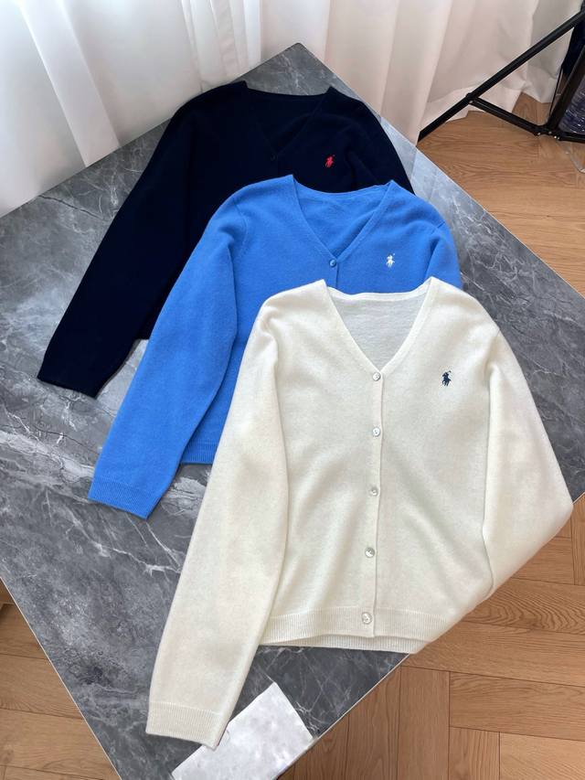 25新款 经典Polo风针织开衫系列 精致质感与百搭风格的完美融合 这组针织开衫以经典V领单排扣设计为基础，融入品牌标志性的马球刺绣元素 打造出兼具优雅与休闲的