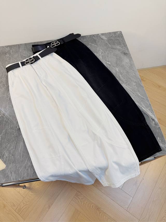 25新款 配带有标志性双B金属扣的黑色腰带 不仅起到收腰塑形的作用 更成为整体造型的点睛之笔 为牛仔半裙注入轻奢质感与辨识度 裤 身的多片式拼接剪裁 在视觉上修