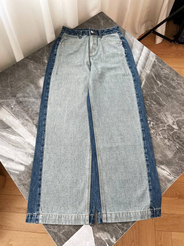 24新款 撞色拼接阔腿牛仔裤 诠释复古与个性的穿搭美学 这款牛仔裤以深浅牛仔蓝撞色拼接为设计核心 浅蓝主身搭配深蓝侧边 形成强烈的视觉层次 轻松打破牛仔单品的单