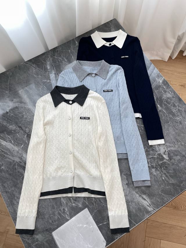 25新款 Miu Miu学院风绞花针织开衫系列 这款针织开衫以经典学院风设计与品牌标志性细节 打造出兼具复古感与时尚感的穿搭单品3色3码数