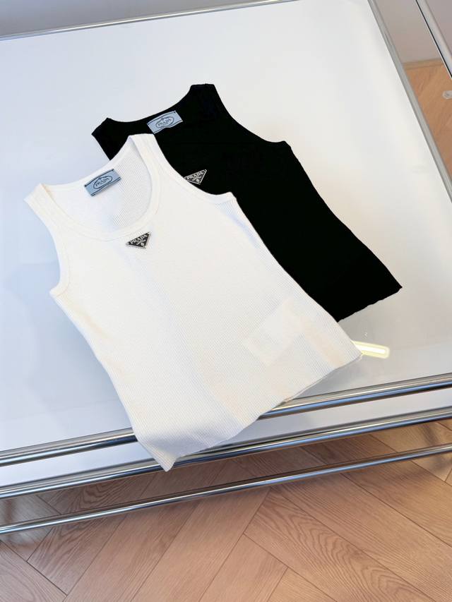 三角形徽标背心将低调高级的质感打造极致 极简的设计剪裁风格是P家一贯的设计理念 修身廓形映现Prada核心中的简约奢华 三角形徽标装点正面 引人注目 背心面料采