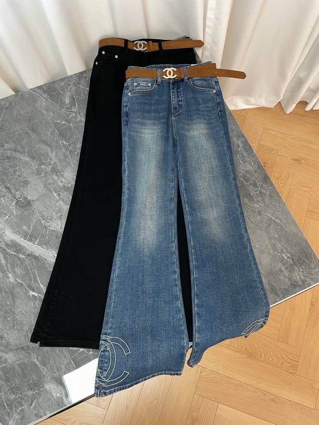 25新款香奈儿双C标识微喇牛仔裤系列 复古与奢雅的时尚碰撞 这两款牛仔裤是香奈儿品牌的经典力作 将品牌标志性的双C元素与复古微喇版型完美融合 打造出兼具时尚感与