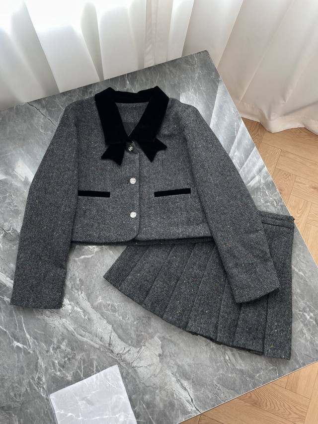 25新款复古学院风套装 优雅与减龄的双重奏 这套套装以深灰彩点毛呢为面料，质感高级且富有复古韵味 是秋冬季节打造学院风、轻熟风穿搭的吸睛之选1色4码数