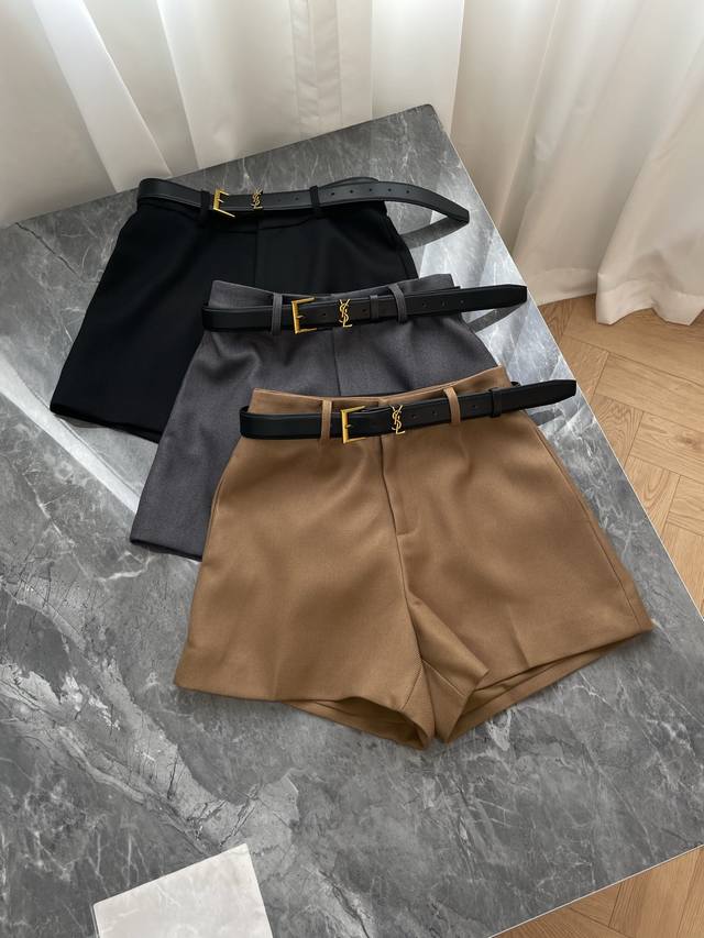 25新款 裤型为A字短裤剪裁，从高腰处自然垂坠 裤型宽松却不失挺括 能巧妙修饰臀腿线条 行走间流露随性干练的优雅气场 对各种身材都极具包容性 简约的版型设计摒弃