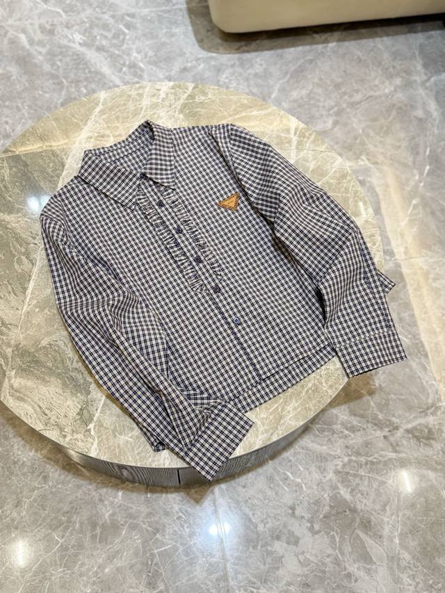 25早秋新款 藏蓝色格子衬衫 休闲有型 日常穿搭不可缺少的单品 单穿或者叠穿打底都Ok 材质特别亲肤版型立体有型 当防晒衫也很赞 多功能必备款 这个格子很特别