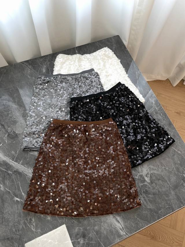 25新款亮片迷你半身裙系列 璀璨闪耀与多元风格的时尚狂欢 这一系列亮片迷你半身裙以满幅亮片设计为核心 通过不同色彩演绎出或优雅、或酷飒、或甜美的多样风格 是打造