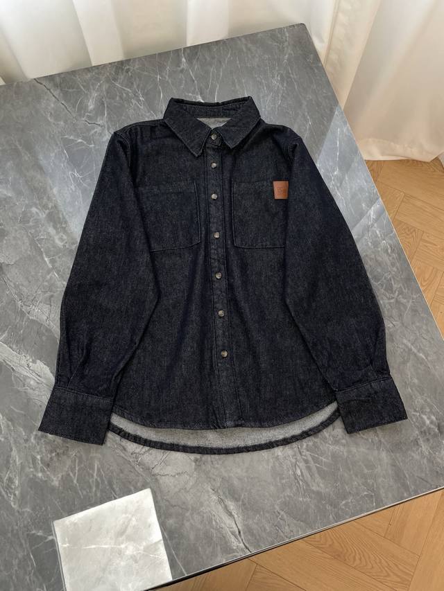 25新款复古丹宁衬衫 经典工装与质感细节的潮流结合 这款牛仔衬衫以复古丹宁材质和工装风设计为核心 融合精致细节 打造出兼具复古感与实用性的时尚单品1色3码数