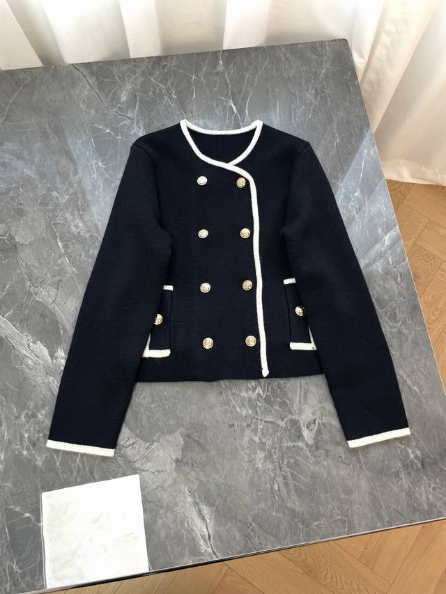 25新款法式小香风针织短款外套 经典撞色与金属质感的优雅典范 这款针织外套将法式小香风的复古优雅与现代剪裁完美融合 以藏青与米白的经典撞色、金属双排扣和精致细节