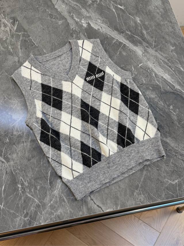 胸前精致的“Miu Miu”刺绣Logo，是低调的奢华 不经意间彰显品牌格调，质感拉满 面料软糯亲肤 贴身穿也超舒服 秋冬套上它温柔又时髦 氛围感直接下身配百褶