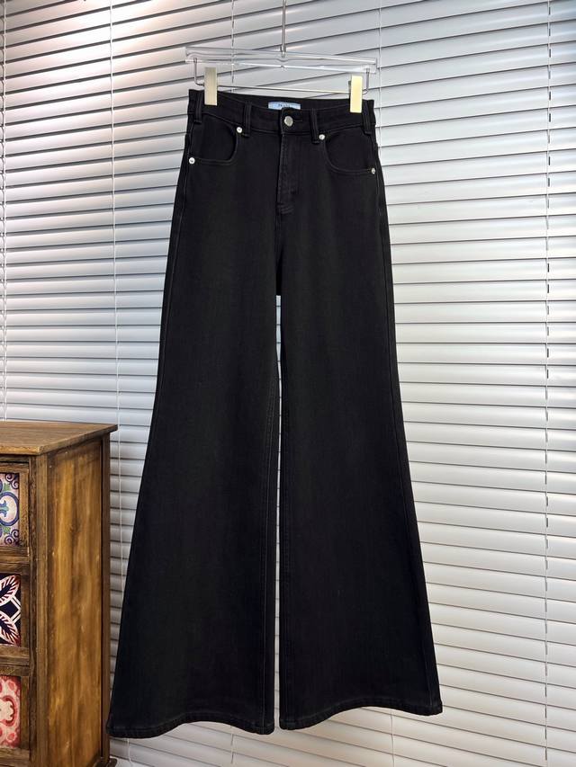 秋冬抓绒保暖紧身喇叭牛仔裤 质感柔软弹润 细腻舒适 内里抓绒保暖实穿 立体剪裁修身高腰喇叭裤型 优秀的剪裁就算内里有绒面上身依旧平顺贴身显瘦 呈现利落线条感 完