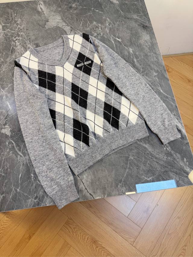 25新款今日份穿搭宝藏 Miu Miu 菱格 V 领毛衣 救命！挖到一件秋冬怎么穿都好看的毛衣，就是这件 Miu Miu 菱格纹 V 领款～经典菱格元素自带复古