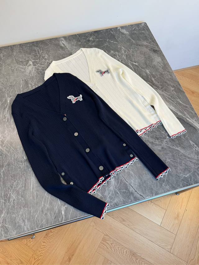 25新款 V领针织开衫 设计简约又不失精致感 经典V领能修饰颈部线条 增添优雅气质 衣身点缀精致小狗刺绣 为整体注入俏皮活力 多颗纽扣排列 兼具实用性与装饰性