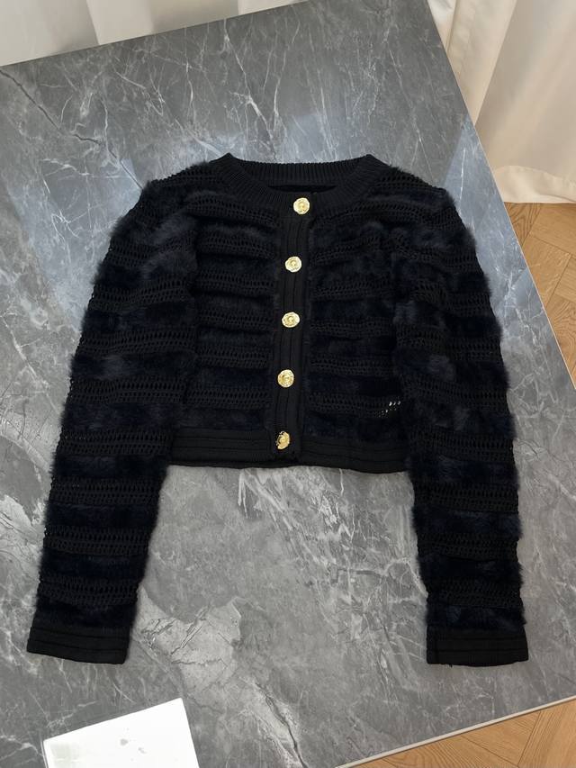 25新款 小香风毛绒拼接短款开衫 奢华与精致的风格典范 这款开衫以毛绒与针织拼接工艺为核心设计 将柔软毛绒与精致钩花针织交替呈现，质感层次丰富 尽显奢华格调1色