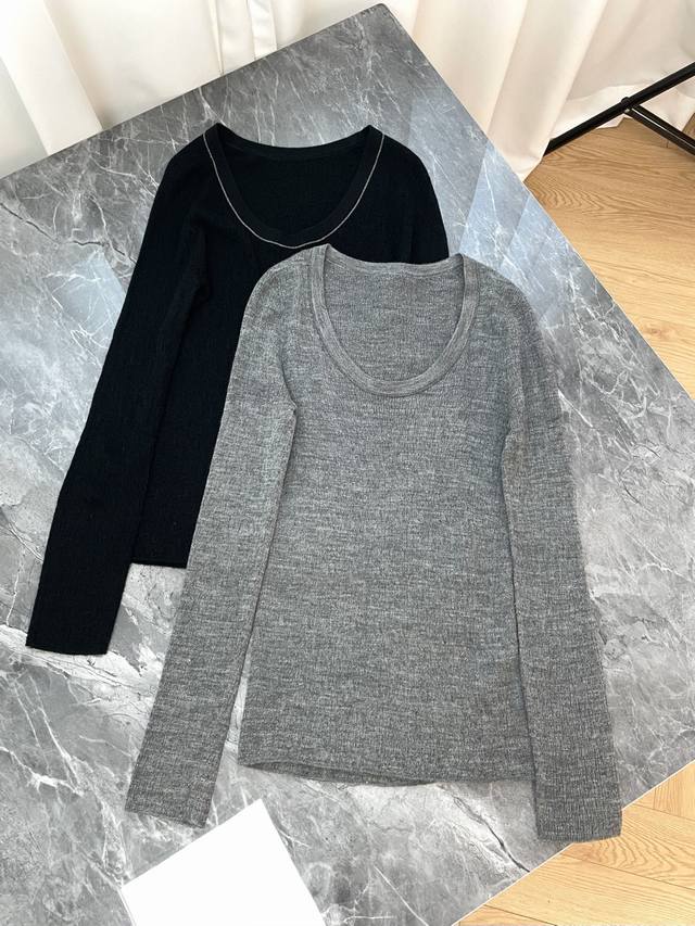 25新款 简约质感U领针织打底衫 这款针织打底衫 以细腻针织面料打造 兼具舒适与时尚感 是衣橱里的百搭刚需单品2色3码数