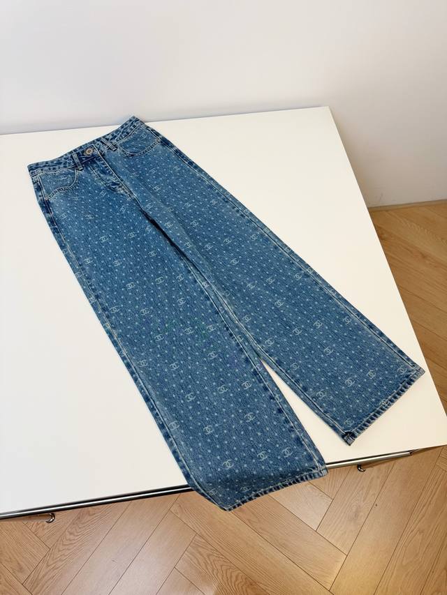 小香直筒牛仔裤 香奶奶家的款真的是时尚耐看 满Logo印花名媛风味十足 立体剪裁提臀修身 定制五金开模细节精致 面料立体有型 立体剪裁专修饰不完美腿型 强烈推荐