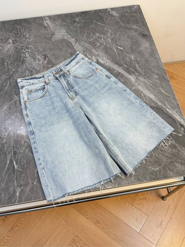 25早秋新款 阔腿牛仔五分裤 不羁随性辣妹必入 立裁宽松廓形 长恰到好处 衬显腿部纤细 完美遮胯 时髦与率性兼具 焕发时髦新主张 棉感牛仔细腻舒适 尽显挺括造酷