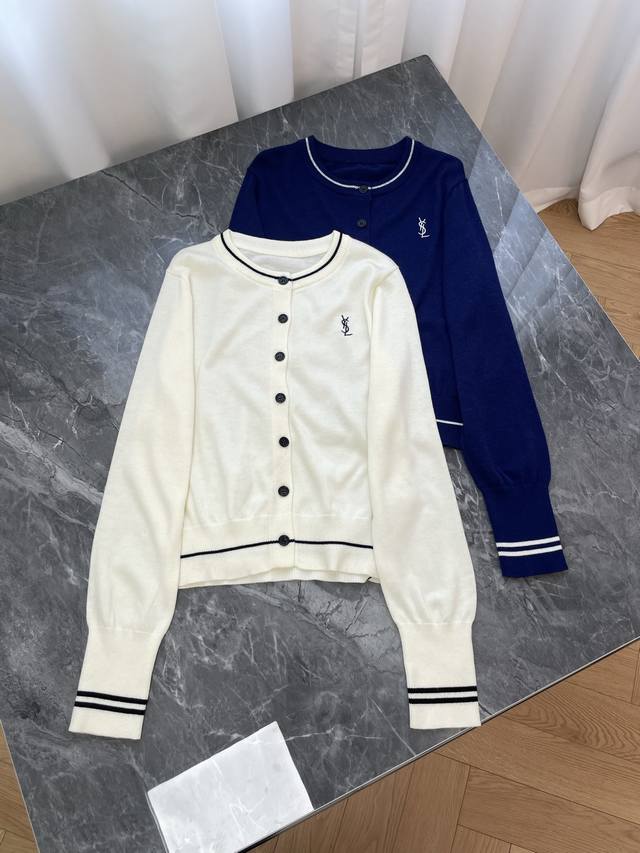 25新款 法式轻奢针织开衫 经典与时尚的优雅碰撞 这款针织开衫推出米白、藏蓝两种经典色调 采用细腻亲肤的针织面料 触感柔软舒适 是秋冬季节打造法式轻奢风的绝佳单