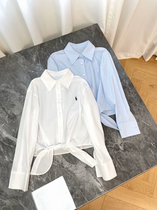 25新款美式休闲绑带短款衬衫 经典与个性的时尚融合 本系列衬衫以经典美式休闲风格为基调 结合绑带设计 打造出兼具百搭性与造型感的单品 细节处尽显巧思2色3码数