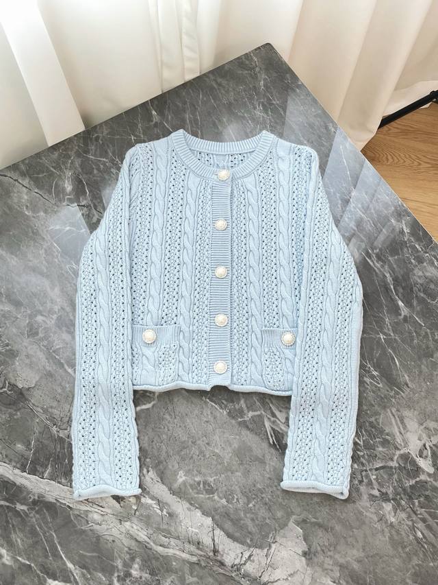 25新款 法式温柔风珍珠扣针织开衫 这款针织开衫以马卡龙浅蓝为主色调 融合复古绞花工艺与珍珠扣设计 是打造法式优雅风格的绝佳单品1色3码数