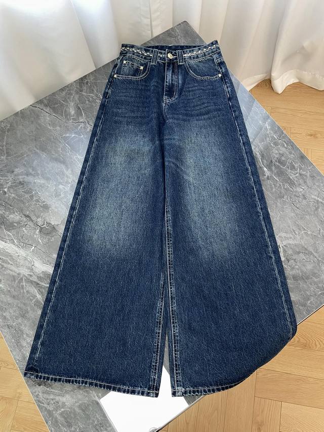 25新款 复古做旧阔腿牛仔裤 打造随性慵懒的时尚腔调 这款牛仔裤以经典深蓝色牛仔布为面料 经过复古做旧工艺处理 呈现出自然的色彩层次 自带岁月沉淀的质感 是打造