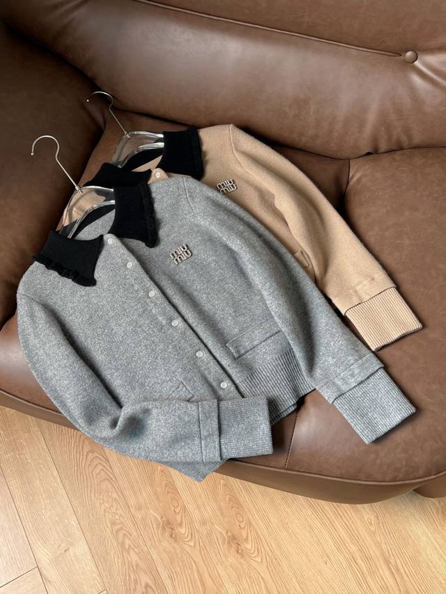 Mi* Miu 2025秋冬新款 撞色领子胸针毛衣 这个撞色荷叶边领真的很戳我的少女心 针织羊毛成分 保暖性和耐穿性更好 给整个版型增加细节亮点也凸显出甜美可爱