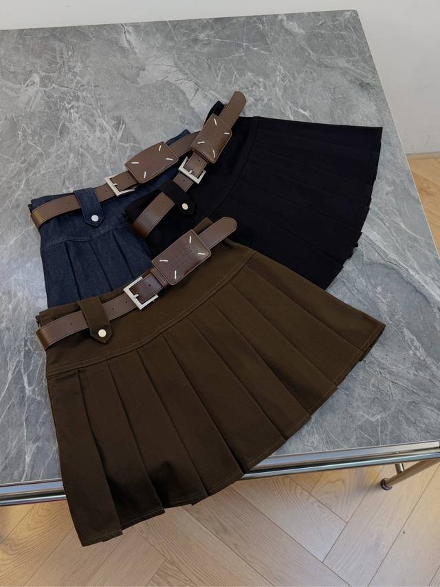 25 新款 半身裙可以轻松穿出元气感 就很鬼马少女 上身既轻盈又活力 灵活舒适 也是显腿长的比例 这几年时装周外场百褶裙搭配太多了，都可以借鉴 还是明显能看出谁