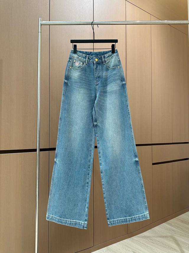 爆款现货 设计师 原创｜2025 小香风烫钻牛仔裤 定制Yb斜纹棉牛仔材质 工艺洗水处理 呈现立体贴牌图案 定制面辅料 高雅显气质 直筒长裤剪裁 骨位线条呼应相