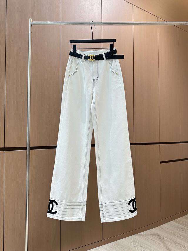 爆款现货 设计师 原创｜2025双C牛仔裤 配腰带 定制Yb斜纹棉牛仔材质 工艺洗水处理 呈现立体做贴牌图案 定制面辅料 高雅显气质 直筒长裤剪裁 骨位线条呼应