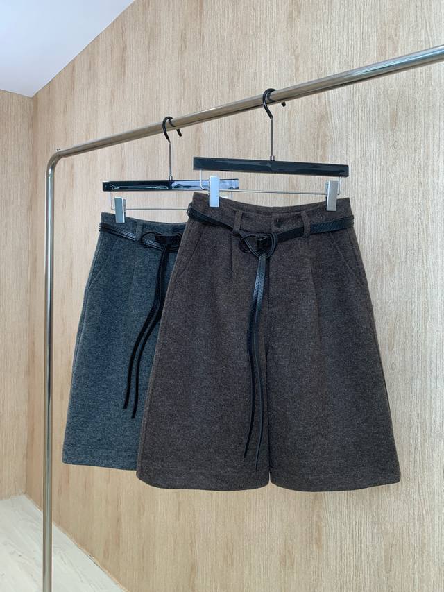 爆款现货 原单品质 Loe*｜2025新品羊毛休闲中裤 定制进口材质 质感光泽 垂顺舒适 订制腰带设计 精致贴标标识 低调百搭 版型微阔 视觉拉长腿部线条 简约