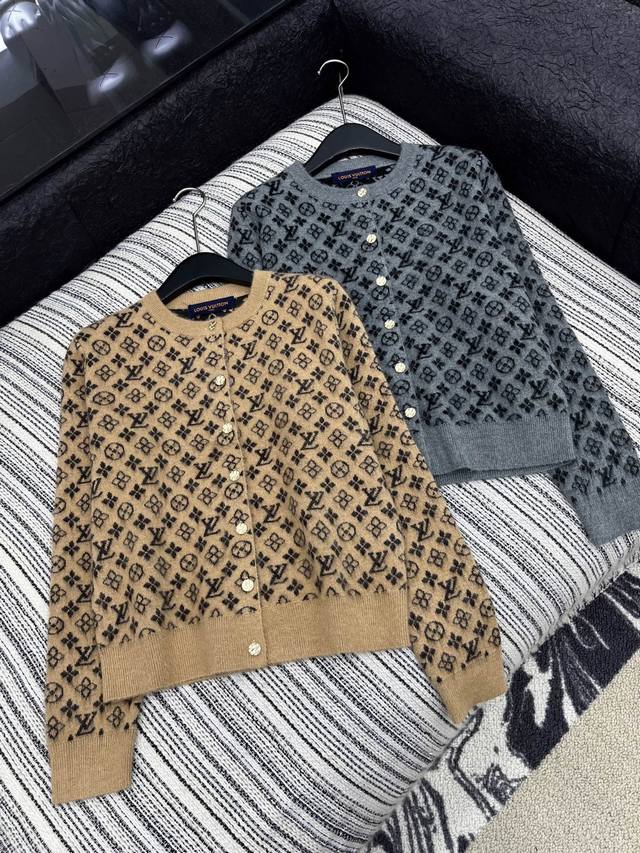 爆款现货 原单品质 Lv｜25限定系列新品字母提花针织开衫 经典撞色系 V领常规版型 1:1订制纽扣 表面肌里感很强 视觉享受 饱满的色调 高级感拉满 万能搭配