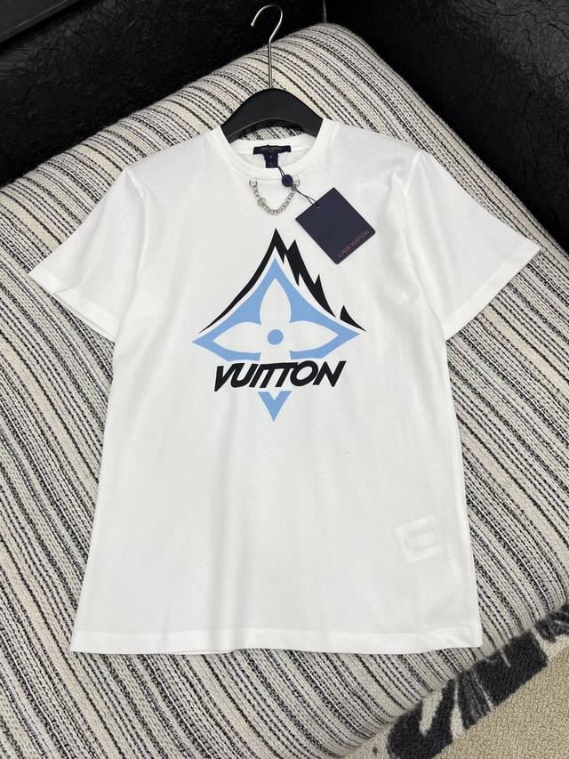 爆款现货 原版定制 Lv*｜25新品撞色印花短袖T恤 精致版型上身巨显瘦！ 定制最新字母印花工艺 低调奢华！ 时髦精必备单品解锁所有穿搭！ 认准我家品质！经典单
