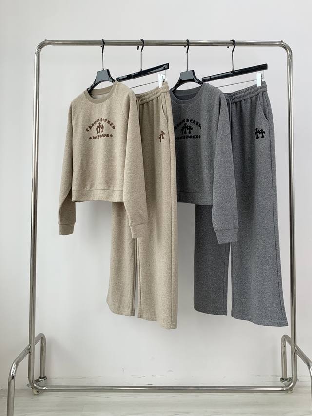 爆款现货 设计师 原创｜25早秋新品套装！ 高端定制圆领卫衣，搭配松紧腰休闲裤 极简主义风法式优雅的慵懒风， 休闲又时髦！ 立体剪裁版版型可甜可盐减龄少女风。