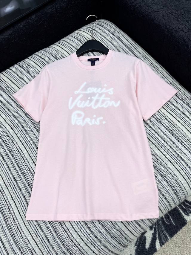 爆款现货 原单品质 Lv*｜25新品撞色字母短袖T恤 精致版型上身巨显瘦！ 定制最新字母印花工艺 低调奢华！ 时髦精必备单品解锁所有穿搭！ 认准我家品质！经典单
