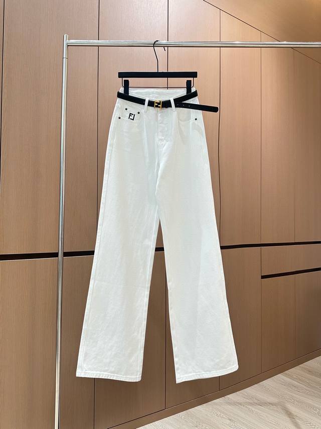 爆款现货 设计师 原创｜女神同款撞色刺绣牛仔裤 这款牛仔裤选用优质面料，工艺洗水， 挺括的版型与个性的设计相结合，专属品牌配件装饰，让你成为最独特的存在。 无论