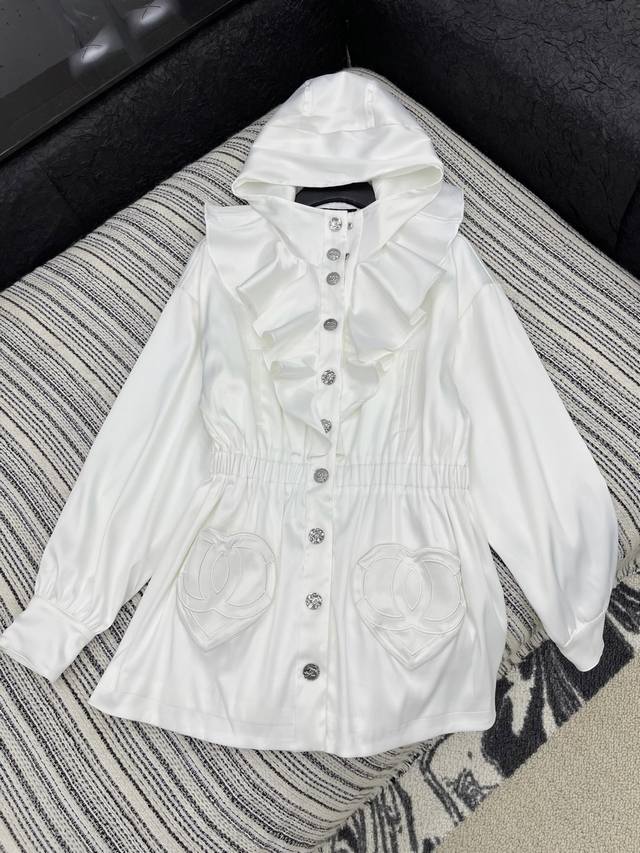 爆款现货 原版定制 Chane*｜小香风荷叶边真丝醋酸风衣外套｜法式优雅与高级质感的双向奔赴 当经典小香风邂逅浪漫荷叶边，当奢华真丝醋酸碰撞利落风衣廓形，一件足