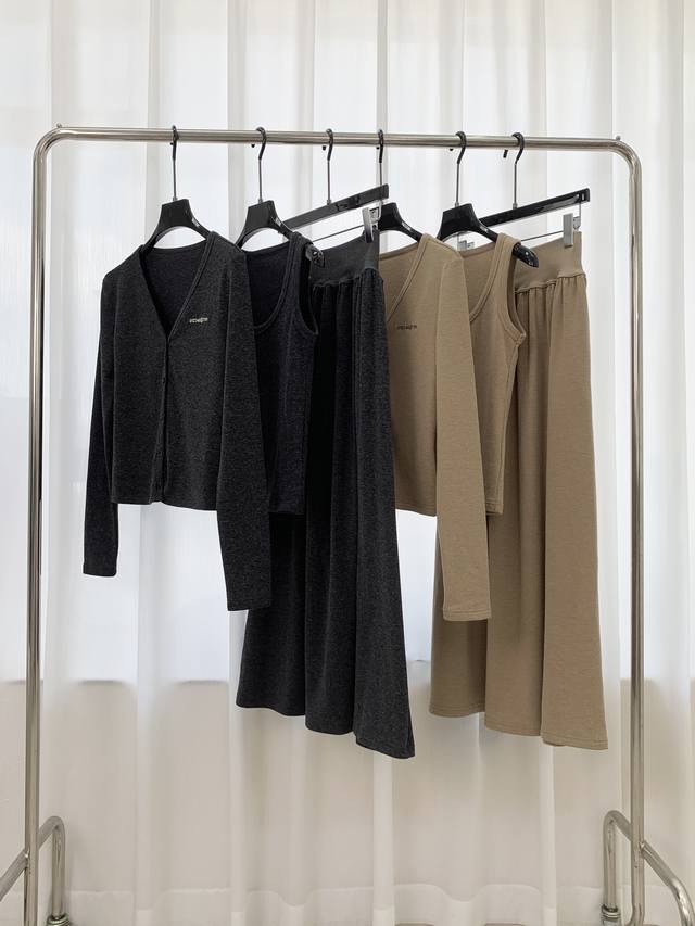 爆款现货 原单品质 设计师*｜25新品套裙！ 订制高品质面料 三件套 搭配长半裙 极简主义风法式优雅的慵懒风， 休闲又时髦！ 立体剪裁版版型可甜可盐减龄少女风。