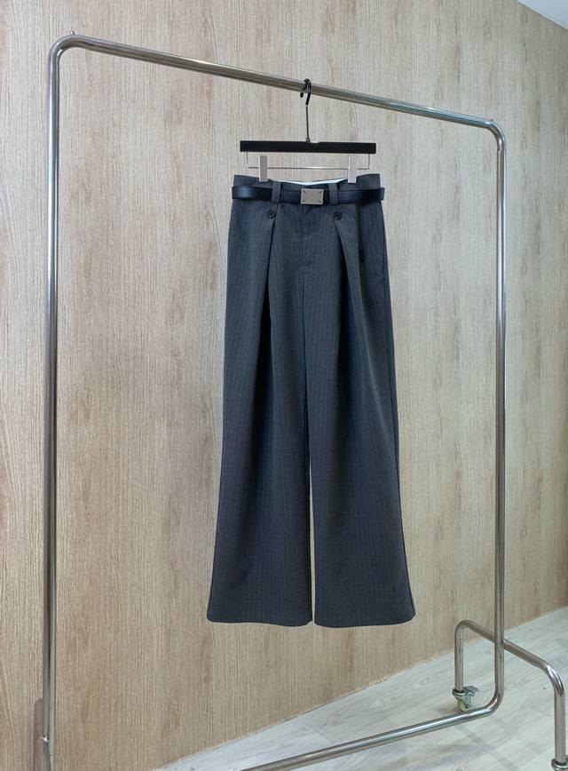 爆款现货 原单品质 Mm6｜纽扣斜跨休闲西裤 高品质面料质感柔软细腻舒适 气质百搭有型 低调奢华 气质女神时代！白富美必备神器！ 经典版型百搭不挑人 强烈推荐自