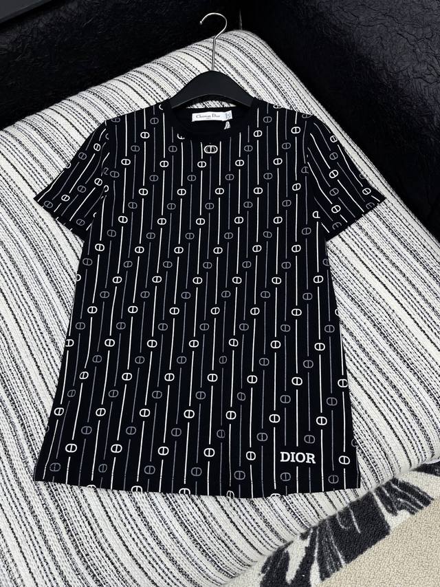 爆款现货 原单品质 Dio*｜2025满印短袖T恤 上身的触感谁穿谁知道的舒服！ 精致设计 面料超级好！ 色系经典 颜色都是日常又高级， 日常穿搭必备！ ：白｜