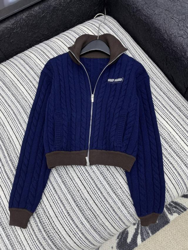 爆款现货 原版定制 Miu Mi *｜25秋冬新款撞色羊毛麻花毛衣外套 ，谁穿谁好看 精致设计，简单大气，上身自带气质~ 订制双拉链，精致的版型，上身巨好看 粗