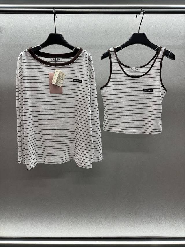 2025 Autumn And Winter 套！Miu撞色条纹两件上衣， 撞色条纹元素，解锁质感与流行双重密码， 永不过时条纹元素单品，真两件搭配， 轻松契合