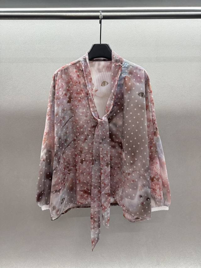 2025 Autumn And Winter ！Trini*Te，樱花粉浪漫猫咪猫猫衬衫， 樱花穿身上也太绝了吧！ 穿上就是春日樱花本樱， 复古波点樱花晕染的设