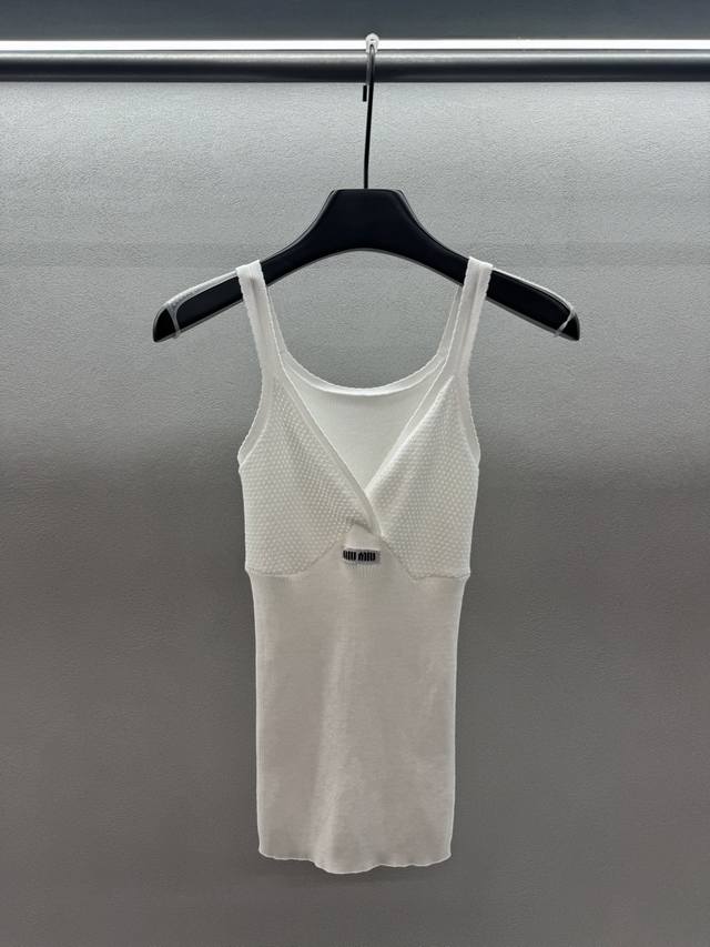 2025 Autumn And Winter ！Miumi*，白色小背心， 背心中的天花板，舒服又好看！ 超级好搭配，内搭叠穿神器！ 三码！