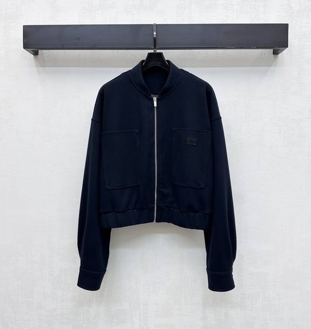 Miumi*2025新品上架 立领夹克外套 定制Yb进口锦纶材质 柔挺舒适垂顺 沿用开襟拉链调节设计 增添造型层次感 胸前点缀标志性字母贴布徽标装饰 彰显品牌调