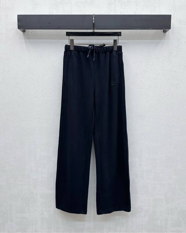 Miumi*2025新品上架 抽绳阔腿长裤 定制Yb进口锦纶材质 柔挺舒适垂顺 腰头贴身弹力松紧配合抽绳调节设计 增添造型层次感 腰跨点缀标志性字母贴布徽标装饰