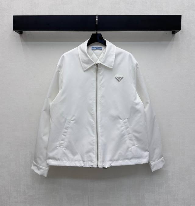 Prad*2025新品上架 翻领拉链棉服外套 定制Yb进口防风防水尼龙材质 内里衔棉填充 整件轻盈保暖 胸前点缀标志性三角徽标装饰 彰显品牌调性 开襟拉链调节配