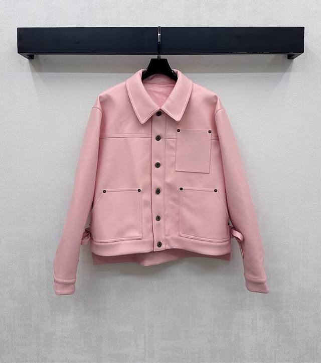 Loew*2025新品上架 翻领皮衣夹克 定制Yb进口环保水洗皮材质 质感细腻纹理清晰 胸前点缀刻印图腾口袋装饰 彰显品牌调性 前短后长下摆两侧抽绳细节设计 增